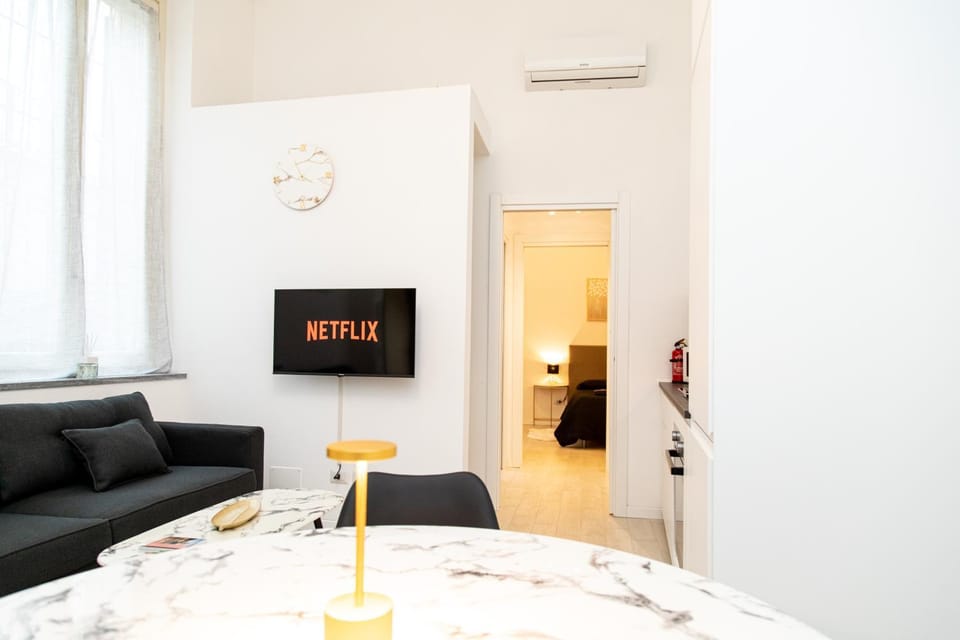TV and multimedia, Living room, Seating area, air conditioner