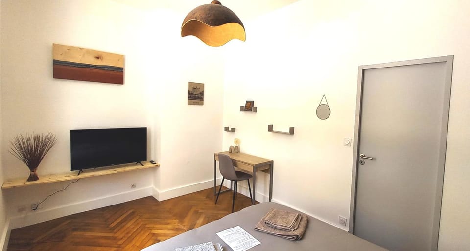 Photo of the whole room, Seating area