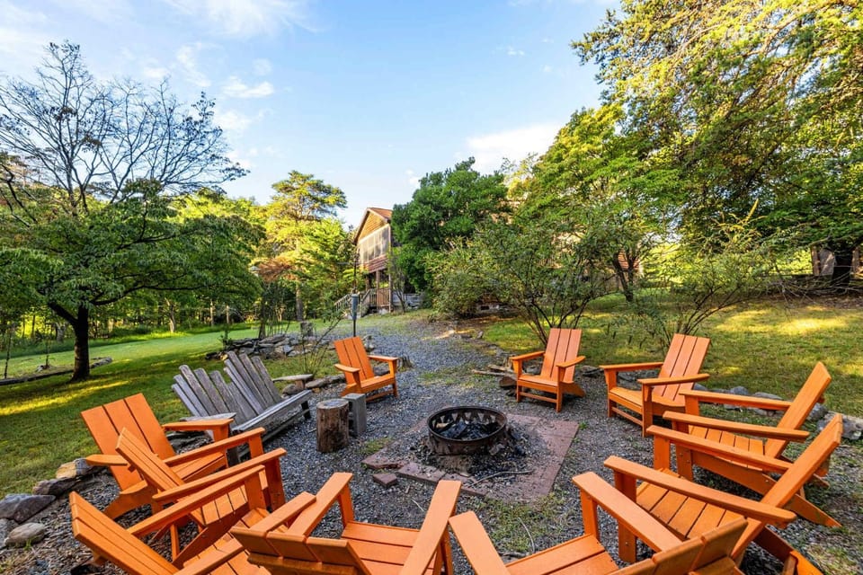 Group-friendly cabin w hot tub & deck Cabin in Shenandoah Valley