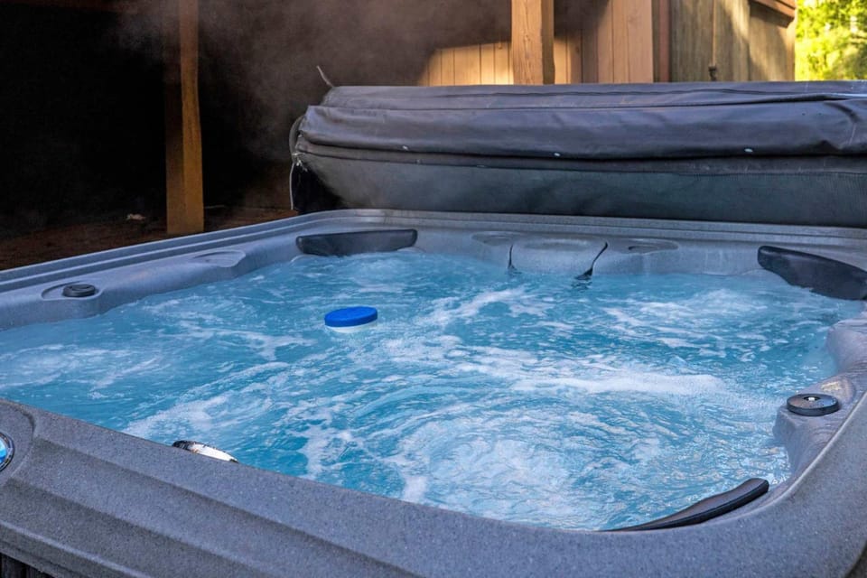 Group-friendly cabin w hot tub & deck Cabin in Shenandoah Valley