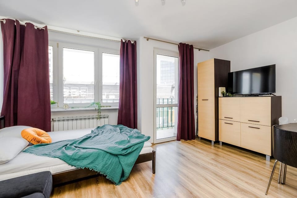Bed, TV and multimedia, Bedroom