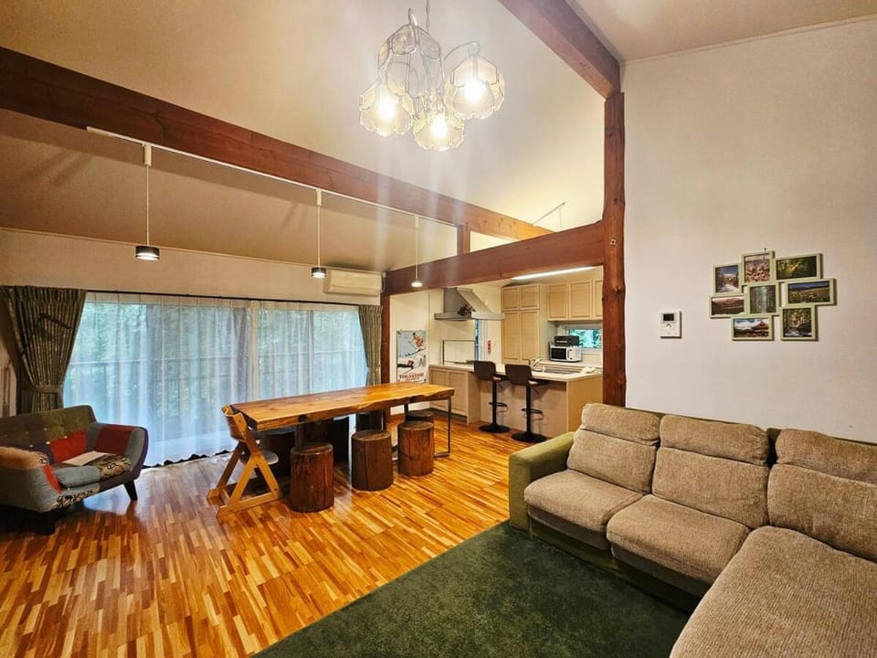 『一軒丸々貸切』徒歩5分圏内カフェ 自然を満喫 Modern Ski Chalet +WiFi & 5min walk to cafes. Chalet in Nagano Prefecture