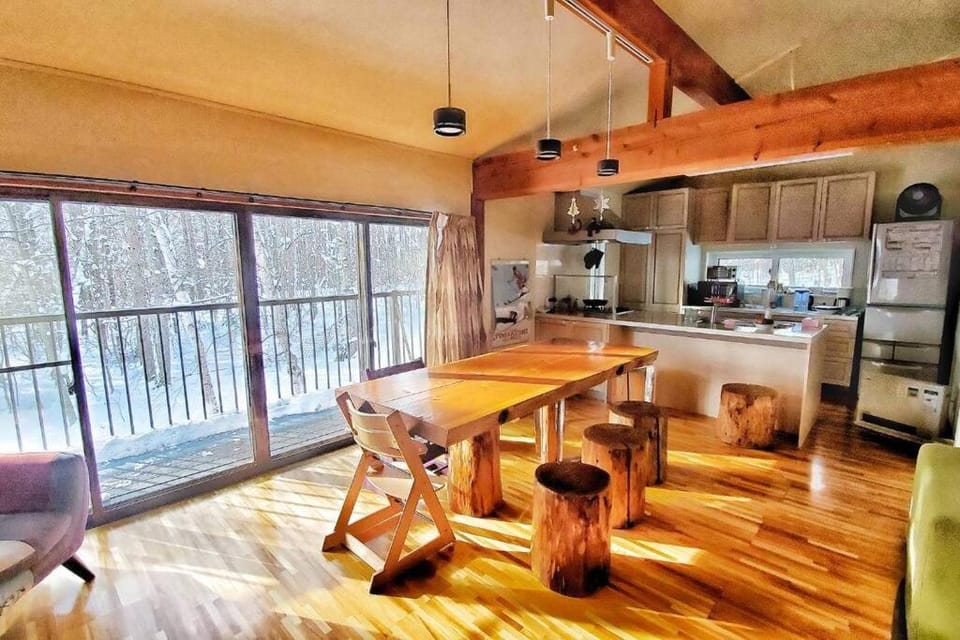 『一軒丸々貸切』徒歩5分圏内カフェ 自然を満喫 Modern Ski Chalet +WiFi & 5min walk to cafes. Chalet in Nagano Prefecture