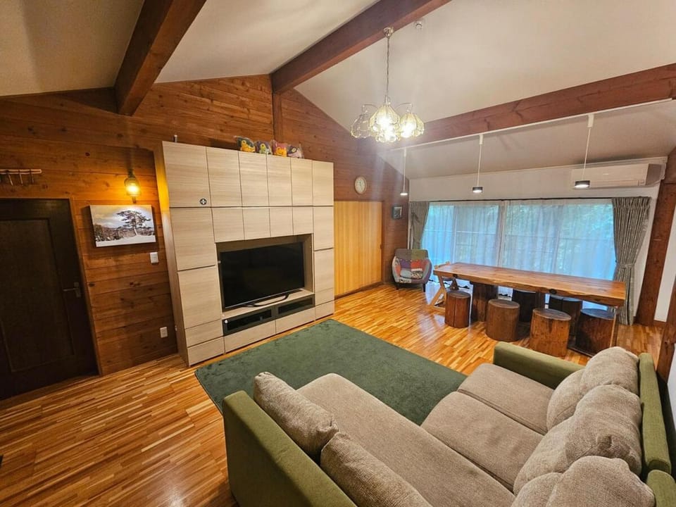 『一軒丸々貸切』徒歩5分圏内カフェ 自然を満喫 Modern Ski Chalet +WiFi & 5min walk to cafes. Chalet in Nagano Prefecture