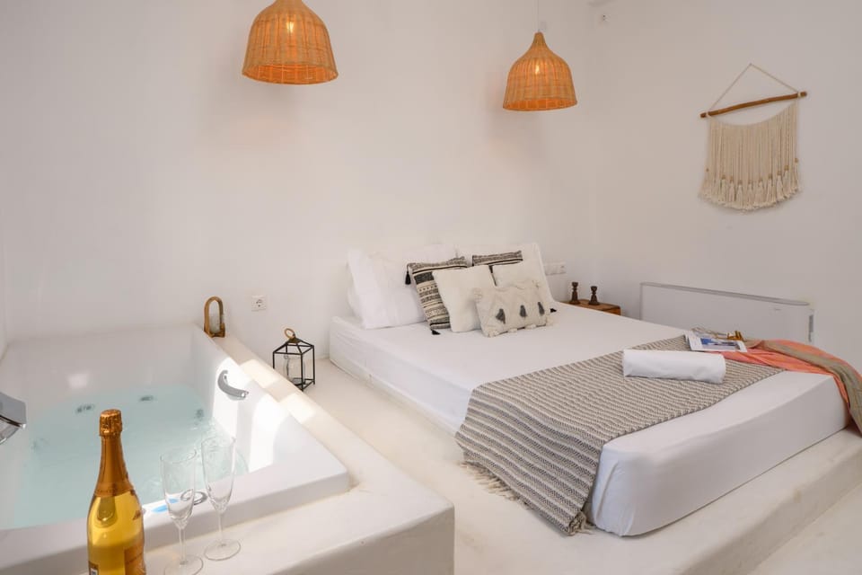 Bed, Hot Tub, Photo of the whole room, Bedroom, towels