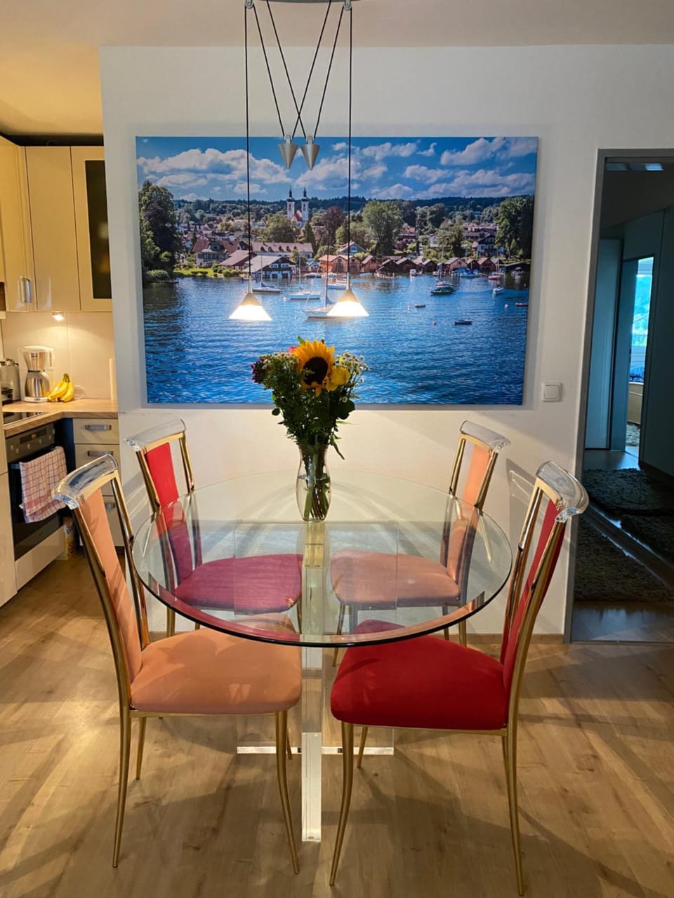 Kitchen or kitchenette, Living room, Seating area, Dining area