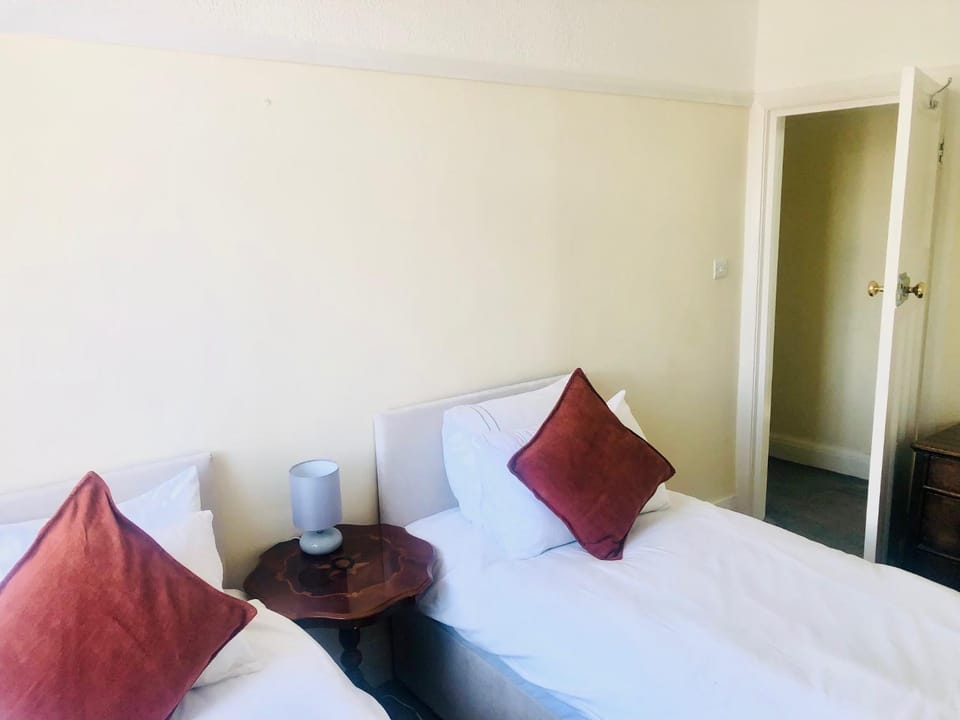 Cleave Court Guest House Bed and Breakfast in Llandudno