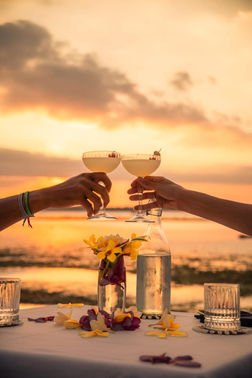 Restaurant/places to eat, People, Natural landscape, Food and drinks, Food, Guests, Sea view, Drinks, Alcoholic drinks, Sunset, group of guests