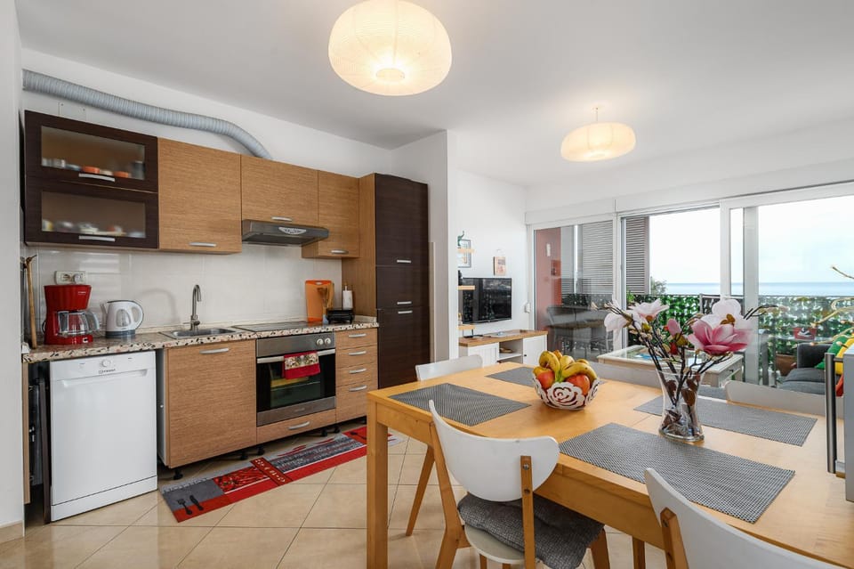 Kitchen or kitchenette, Living room, Seating area, Dining area, pet friendly, stove