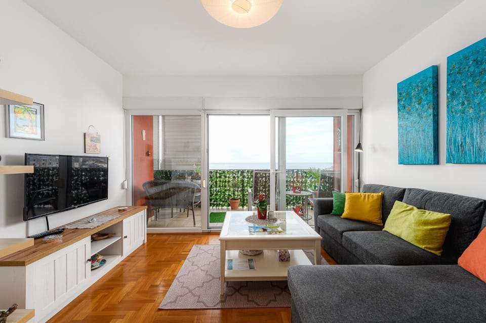 TV and multimedia, Living room, Seating area, Evening entertainment