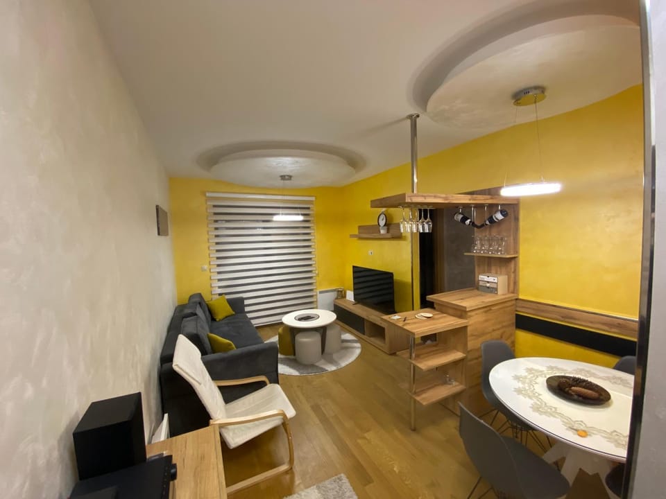 Kitchen or kitchenette, Living room, Seating area, Dining area