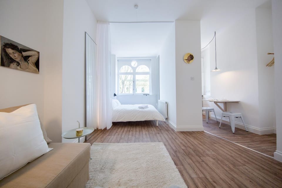 Bed, Photo of the whole room, Seating area