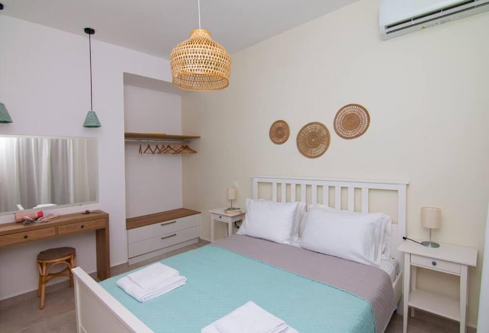 Bed, Photo of the whole room, Bedroom, towels, air conditioner