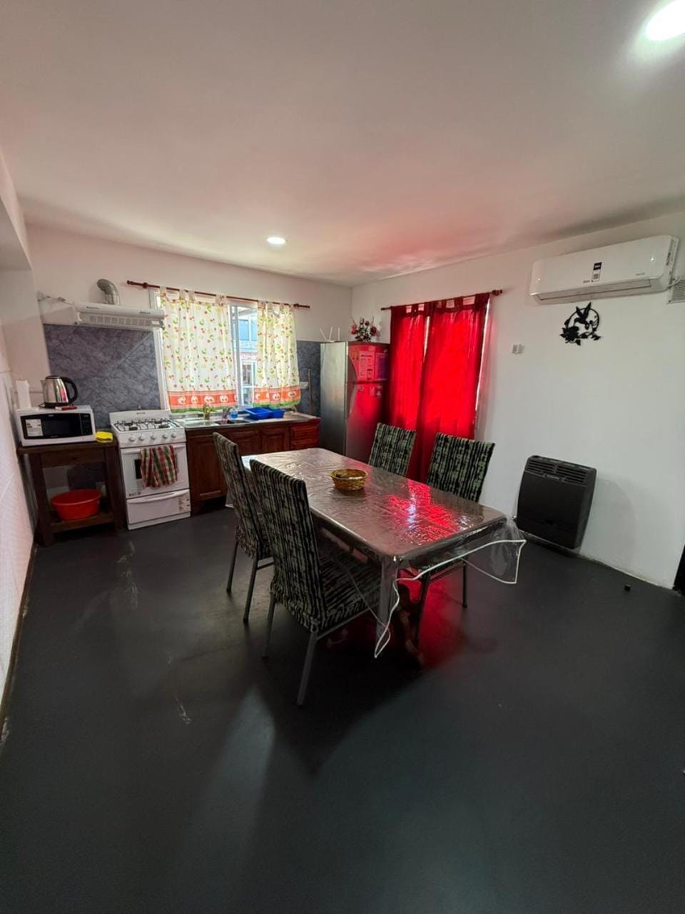 Kitchen or kitchenette, Dining area, oven, stove