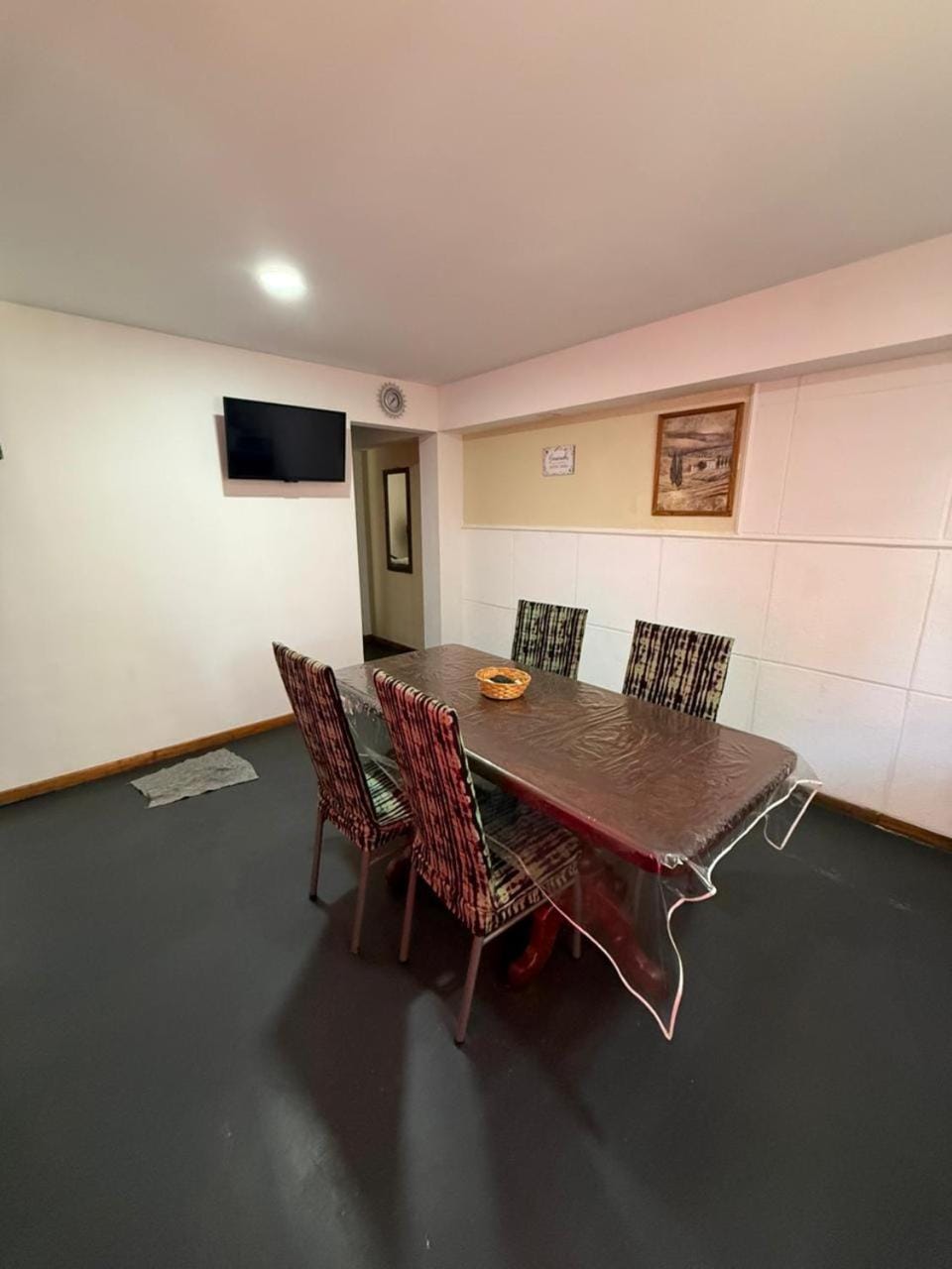 TV and multimedia, Living room, Seating area, Dining area