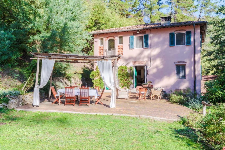 Villa Birdsong, among the Woods in Camaiore Villa in Camaiore