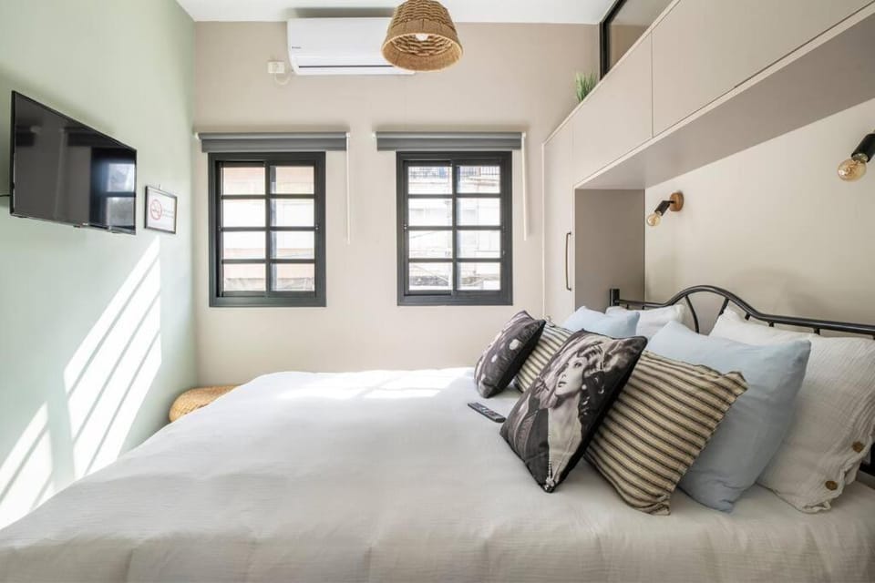 Bed, TV and multimedia, Photo of the whole room, Bedroom