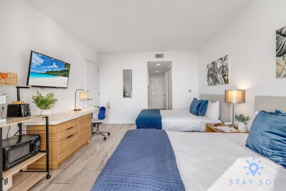 Upper studio Balcony Pool Gym - Near Beach House in Hallandale Beach