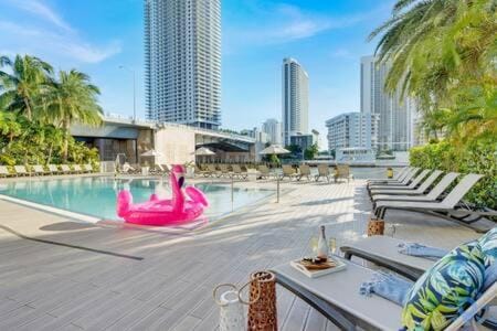 Upper studio Balcony Pool Gym - Near Beach House in Hallandale Beach