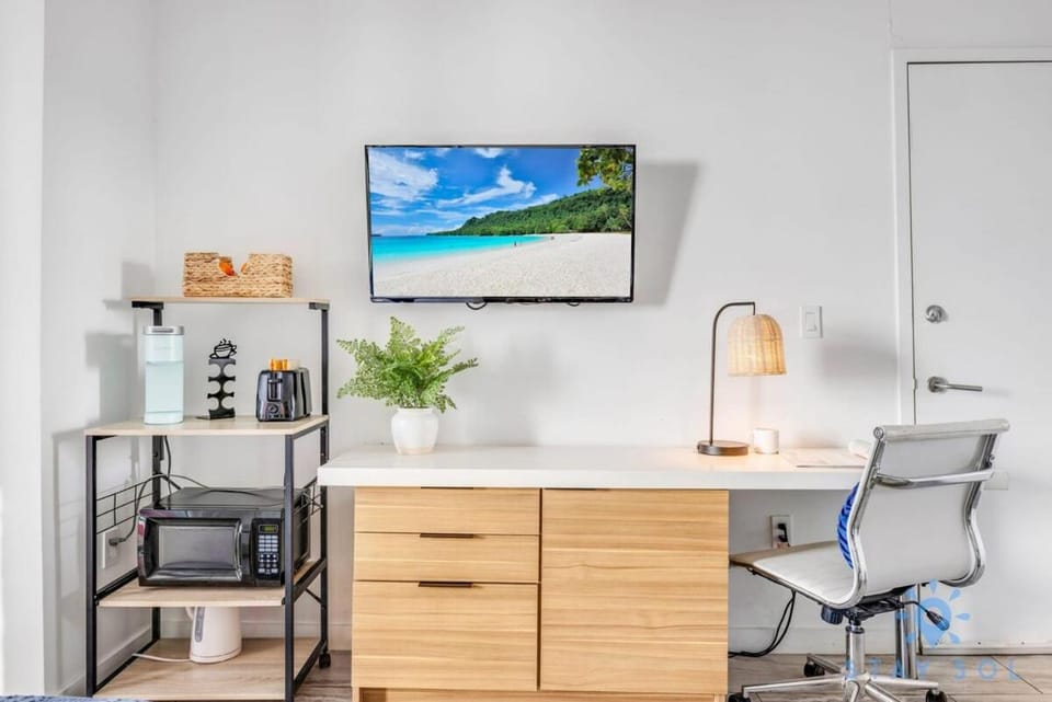 Upper studio Balcony Pool Gym - Near Beach House in Hallandale Beach