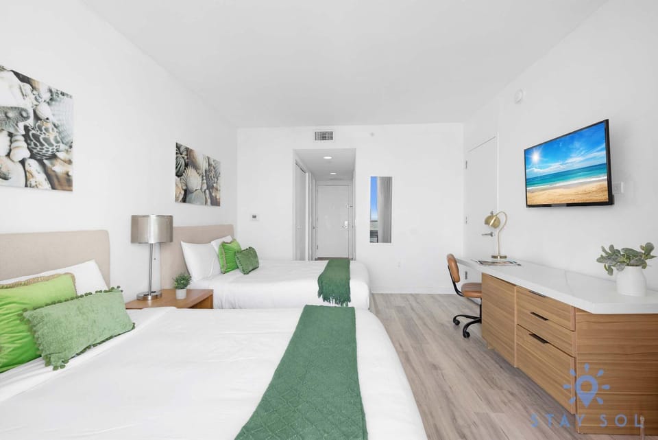 Infinite View with Balcony and Resort, Pool, Gym House in Hallandale Beach