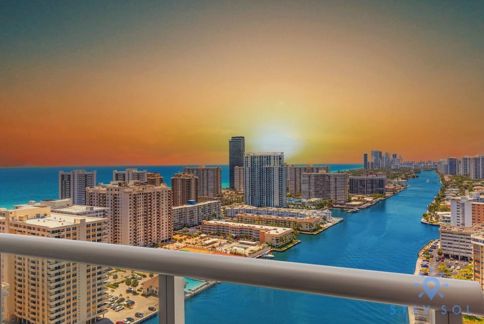 Infinite View with Balcony and Resort, Pool, Gym House in Hallandale Beach