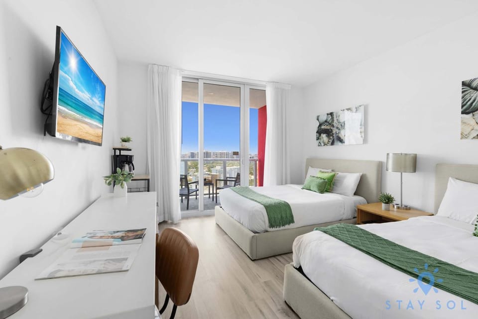 Infinite View with Balcony and Resort, Pool, Gym House in Hallandale Beach