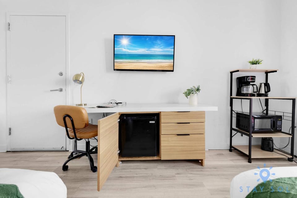 Infinite View with Balcony and Resort, Pool, Gym House in Hallandale Beach