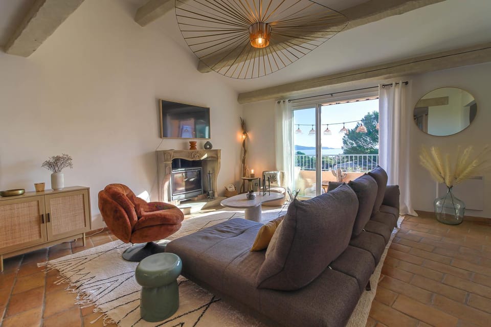 TV and multimedia, Living room, Sea view, fireplace