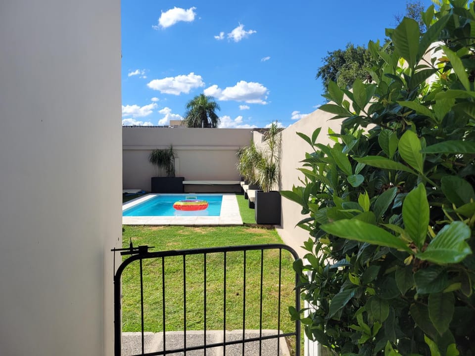 Casa Roque Funes, ubicado en Cerro de las Rosas Córdoba, Ofrece, Asador, Pileta, Cercanias, Estadio Kempes, aeropuerto Ambrosio Taravella, Orfeo Superdomo, Sanatorio Allende, Casa con 2 departamentos individuales y áreas comunes House in Cordoba