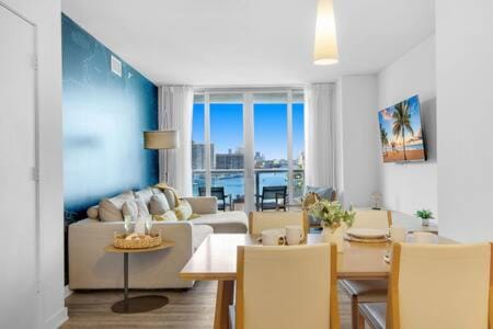 Pool - Apartment with Balcony - Gym - Near Beach Apartment in Hallandale Beach