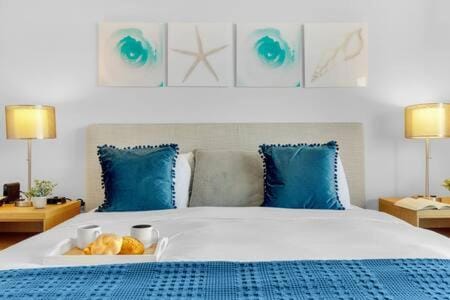 Pool - Apartment with Balcony - Gym - Near Beach Apartment in Hallandale Beach