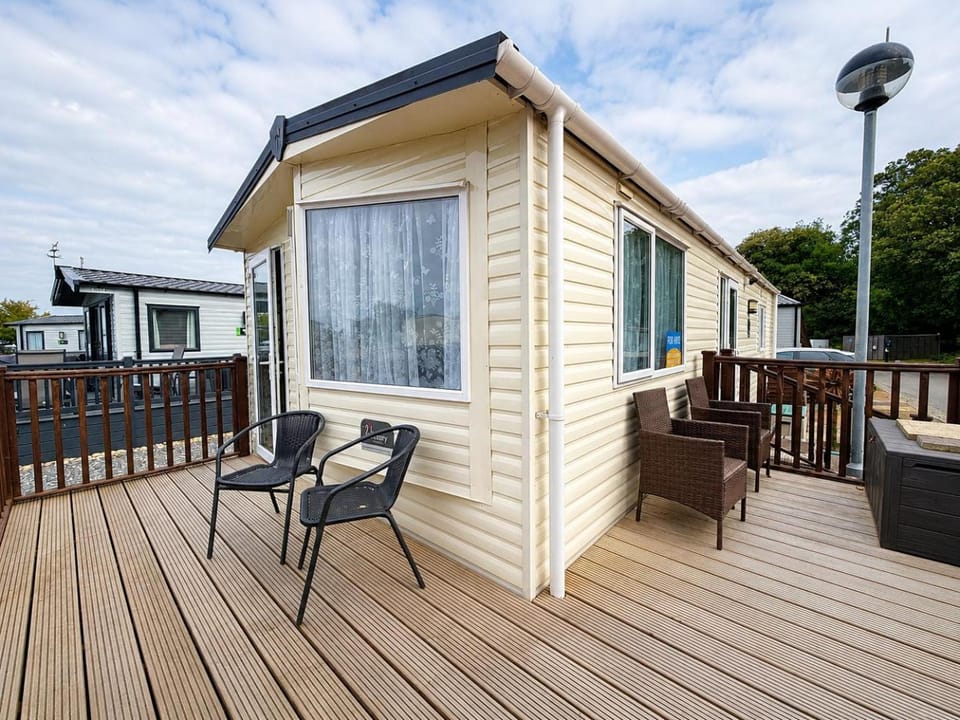 Brilliant Caravan With A Partial Sea View In Suffolk Ref 32026Az House in Lowestoft