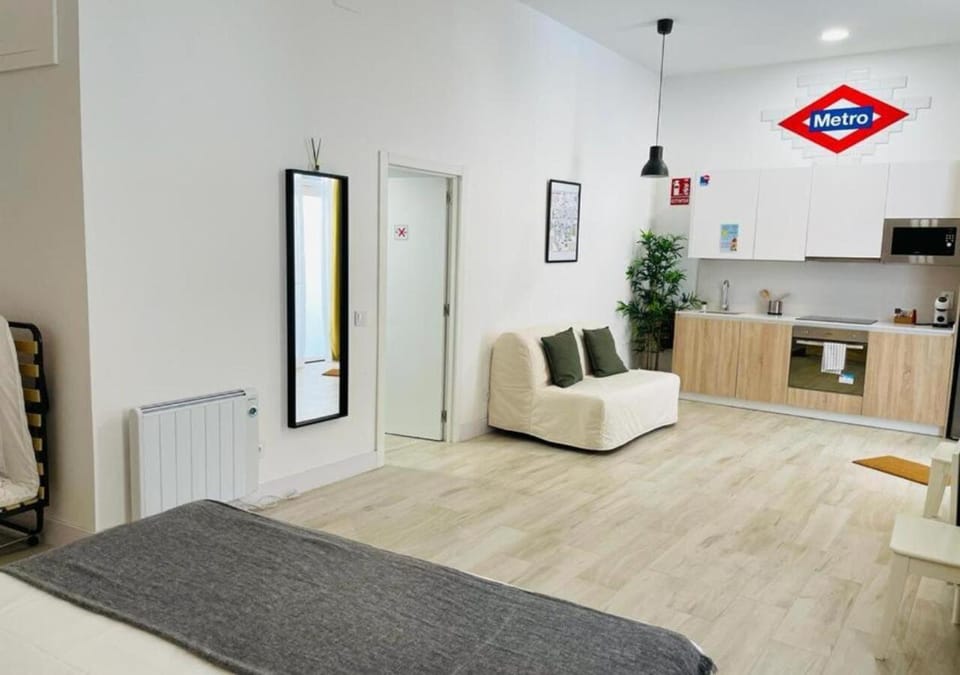 TV and multimedia, Kitchen or kitchenette, Living room, Seating area, internet