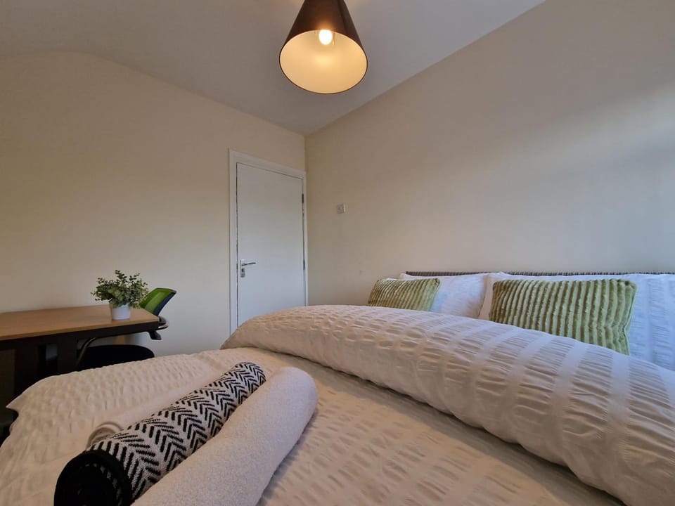 Bed, Photo of the whole room, Seating area, Bedroom