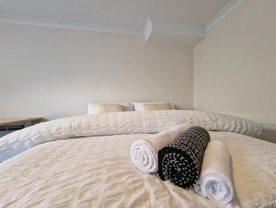 Bed, Photo of the whole room, Bedroom, towels