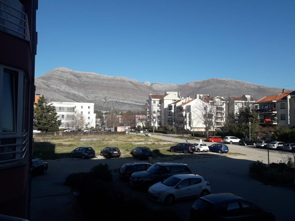Neighbourhood, Location