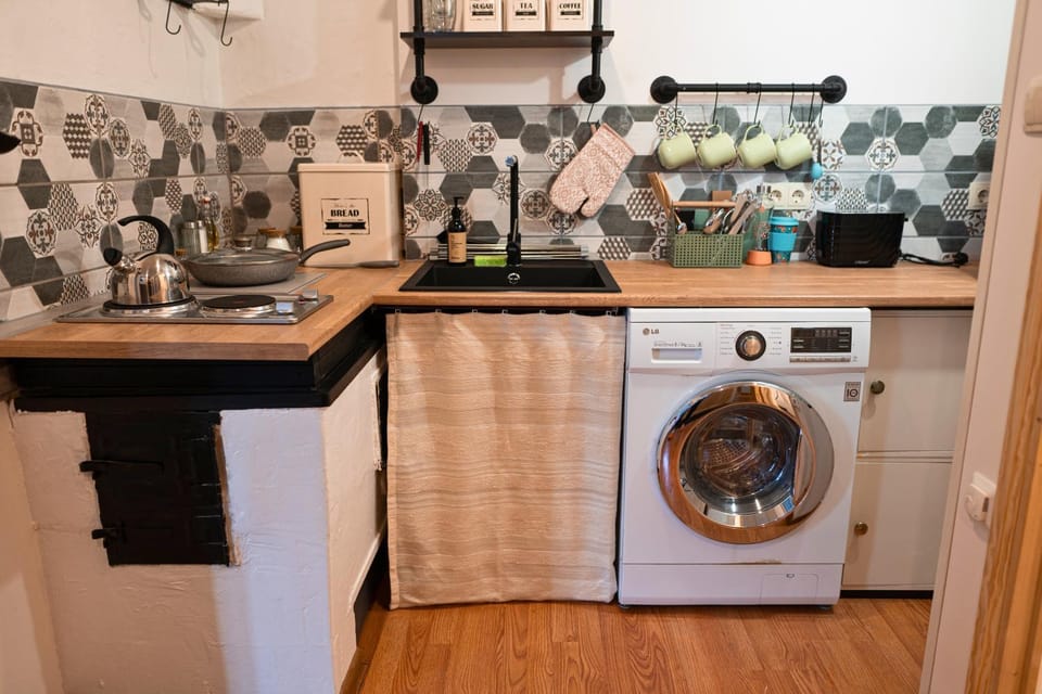 Coffee/tea facilities, Kitchen or kitchenette, stove, toaster, washing machine, dryer