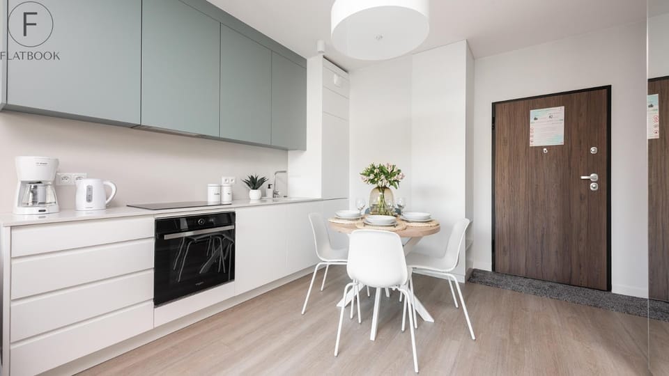 Coffee/tea facilities, Kitchen or kitchenette, Dining area, stove