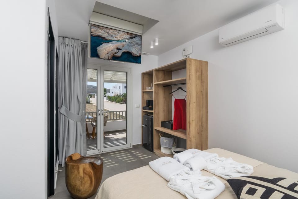 Bedroom, towels, wardrobe