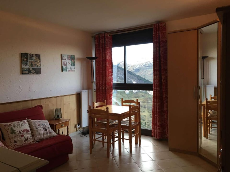 Living room, Mountain view
