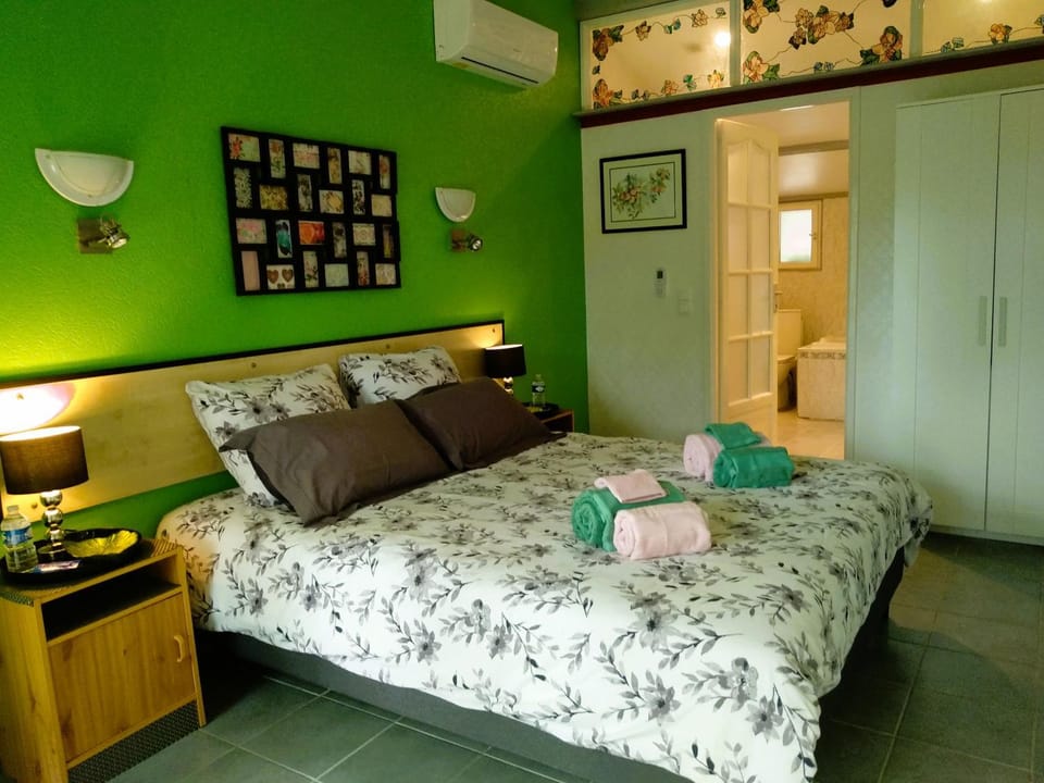 Shower, Toilet, Bed, BBQ facilities, Photo of the whole room, Seating area, Dining area, Bedroom, Garden view, Pool view, Breakfast, Sunset, Bath, internet, safe, sunbed, towels, kitchen, air conditioner