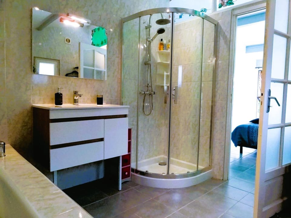 Shower, Toilet, Bathroom, Bedroom, Garden view, Pool view, Inner courtyard view, Bath, towels, wardrobe, washing machine, air conditioner