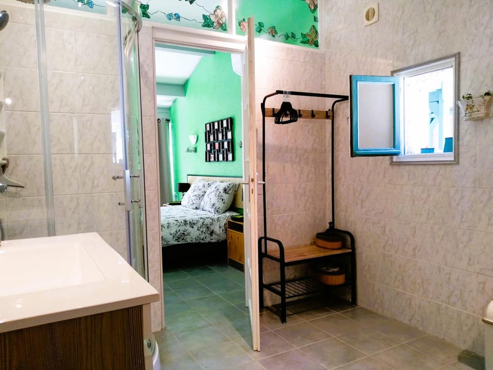 Shower, Bed, Natural landscape, Bathroom, Photo of the whole room, Bedroom, Garden view, Pool view, Bath, towels, wardrobe, air conditioner