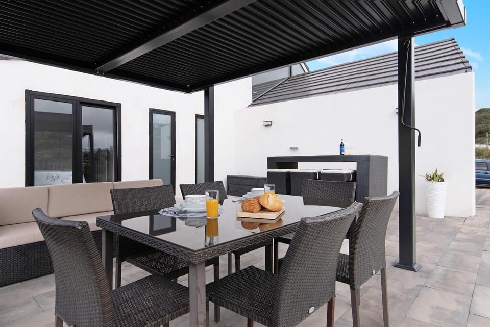 Property building, Balcony/Terrace, Living room