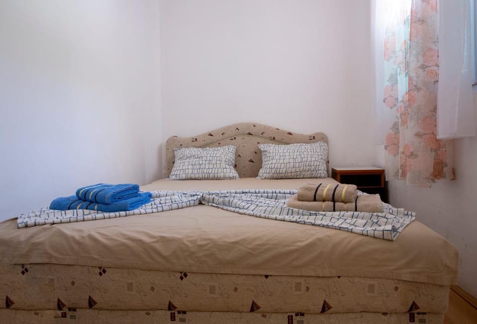 Bed, Photo of the whole room, Bedroom, towels