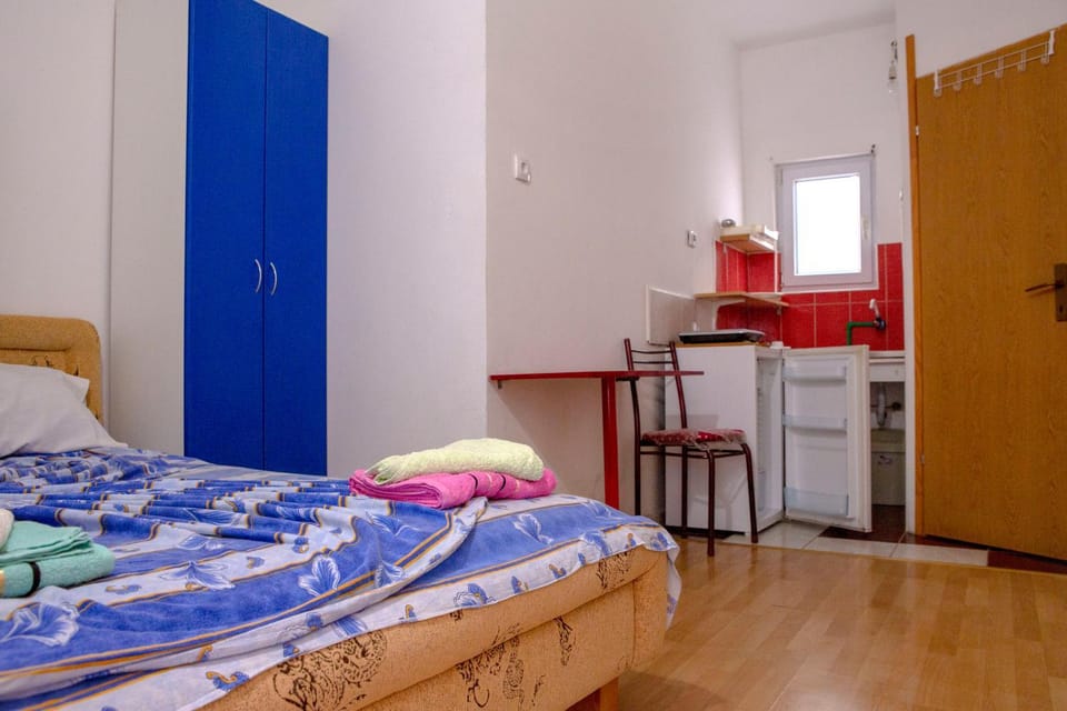 Bed, Kitchen or kitchenette, Photo of the whole room, Bedroom, wardrobe