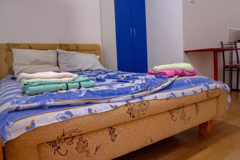 Bed, Photo of the whole room, Bedroom, towels