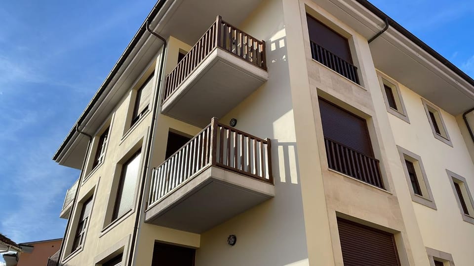 Property building, Day, Balcony/Terrace