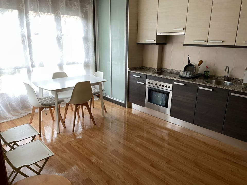 Kitchen or kitchenette, Dining area, minibar, pet friendly, stove